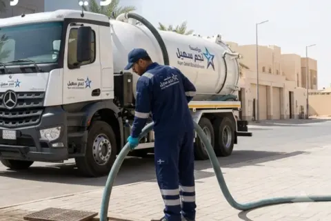الفرق بين وايت الصرف الصحي وشفط البيارة — فني صرف صحي أثناء تنفيذ خدمة ميدانية (صورة توضيحية عامة)